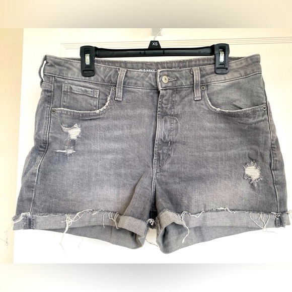 Old Navy Pants - Old navy boyfriend shorts, grey size 12. Mid rise, worn twice
